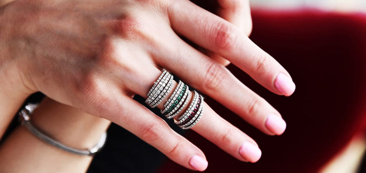 Нескольких золотых колец на одну руку