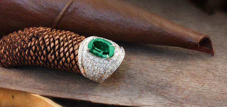 Рассматривайте золотые кольца с одним фокусным камнем